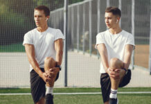 Tweeling binnen en buiten de lijnen voetbal-tweelingen