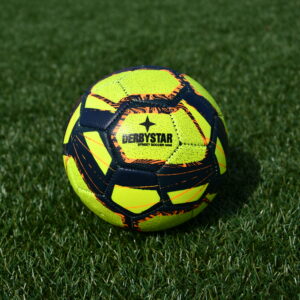 De Derbystar v22 street mini voetbal (maat 1) is de perfecte bal om je techniek mee te verbeteren en de ideale bal voor jonge kinderen.