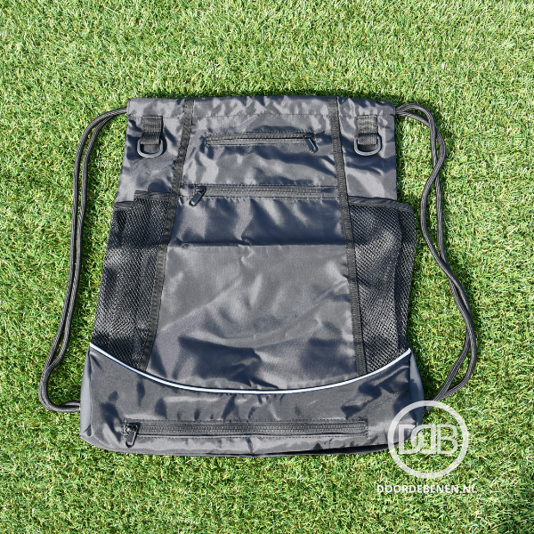 de tas waar een bal perfect in past met ook nog eens ruimte voor je schoenen. de perfecte voetbaltas.